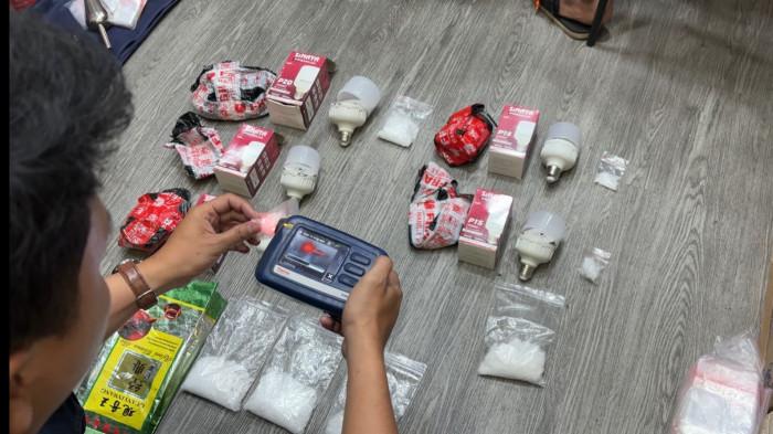 Siasat Pemuda di Jagakarsa Jaksel Edarkan Narkoba, Simpan Sabu di Dalam Paket Lampu