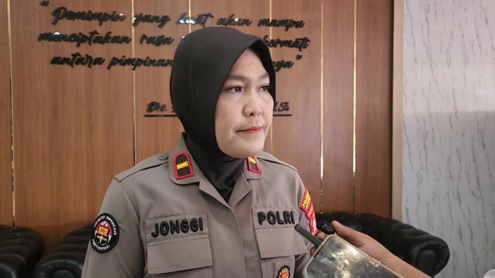 PENYELIDIKAN POLISI - Kasi Humas Polres Metro Jakarta Utara Ipda Maryati Jonggi menjelaskan soal penggeledahan ruko di Ancol yang diduga simpan alat dapur ilegal buat MBG. (TRIBUNJAKARTA.COM/GERALD LEONARDO AGUSTINO).