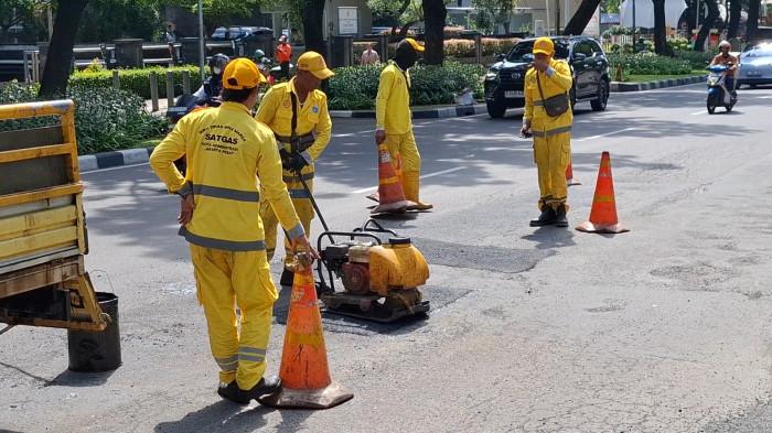 PERBAIKAN HARUS CEPAT - Petugas melakukan perbaikan jalan berlubang di Kebon Sirih, Jakarta Pusat. Anggota DPRD DKI Jakarta Fraksi PSI Josephine Simanjuntak mendesak perbaikan harus dilakukan cepat jangan sampai timbul kecelakaan. Senin (9/2/2026).