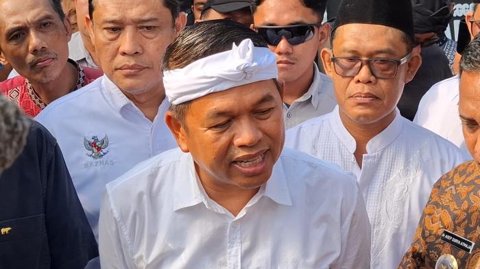 PERLINTASAN SEBIDANG - Gubernur Jawa Barat Dedi Mulyadi saat melayat di rumah duka korban kecelakaan kereta di Bekasi Timur, Nur Ainia Eka di Perumahan Griya Asri 2, Tambun Selatan, Kabupaten Bekasi, Rabu (29/4/2026).