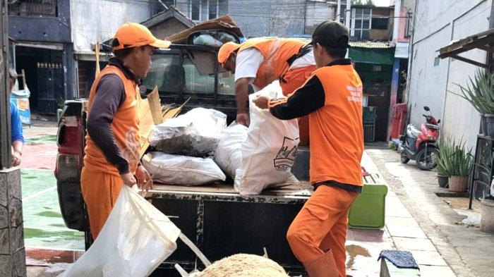 Petugas Gabungan Bersihkan Material 18 Rumah Rusak di Pondok Kopi Akibat Cuaca Ekstrem