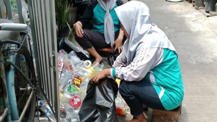 PILAH SAMPAH - Gerakan pilah sampah telah aktif dilakukan warga di Kelurahan Rorotan, Kecamatan Cilincing, Jakarta Utara. (Dok. Pemerintah Kota Jakarta Utara).​