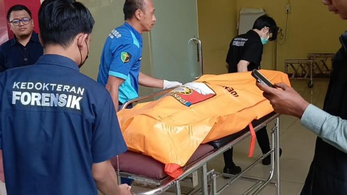 PENCULIKAN PIMPINAN CABANG BANK BUMN - Jenazah Ilham Pradita saat tiba di Instalasi Forensik di RS Polri Kramat Jati, Jakarta Timur, Kamis (21/8/2025). TRIBUNJAKARTA.COM/BIMA PUTRA