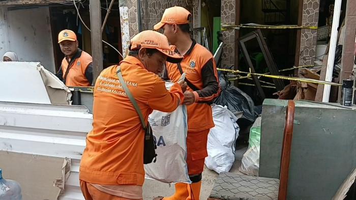 PPSU ANGKUT PUING- Jajaran PPSU Kelurahan Kalisari saat proses pengangkutan puing material bangunan rumah warga yang rusak terdampak ledakan, Pasar Rebo, Jakarta Timur, Kamis (4/6/2026). TRIBUNJAKARTA.COM/BIMA PUTRA