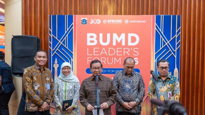 PRAMONO SENTIL BUMD - Gubernur DKI Jakarta Pramono Anung saat memberikan sambutan dalam acara BUMD Leaders Forum 2026. Pramono meminta Badan Usaha Milik Daerah (BUMD) Jakarta tak lagi hanya kuat di pasar lokal, tetapi mulai berani ekspansi ke luar daerah hingga level global, Jumat (17/4/2026).