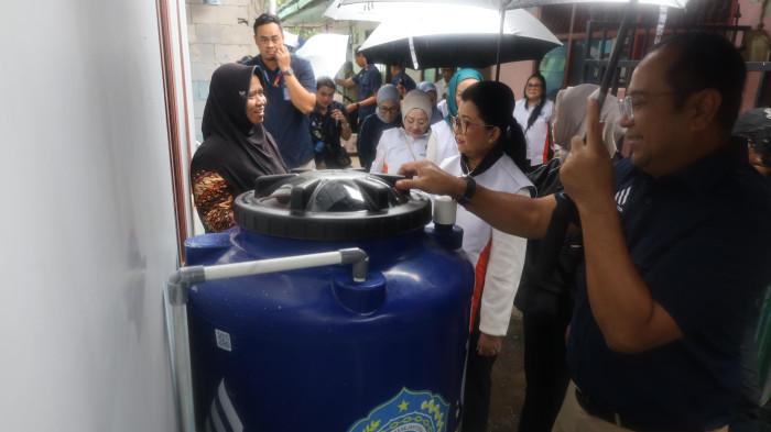 PROGRAM TOREN GRATIS - PAM JAYA melakukan distribusi program toren gratis untuk warga, Direktur PAM JAYA Arief Nasrudin bersama Hani Pramono Anung, serta Wakil Ketua TP PKK DKI Jakarta, Dewi Rano Karno di Jakarta Barat. (Istimewa/PAM JAYA).