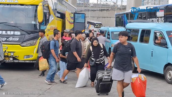 PUNCAK ARUS BALIK - Suasana di Terminal Lebak Bulus, Kebayoran Lama, Jakarta Selatan, pada H+3 Lebaran, Selasa (24/3/2026)