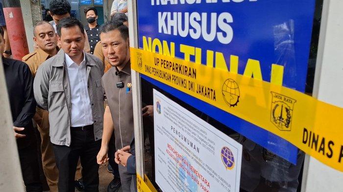 SEGEL PARKIR ILEGAL - Pansus Tata Kelola Perparkiran DPRD DKI Jakarta menyegel pengelolaan parkir di Blok M Square, hal ini menyusul temuan permasalahan izin dan pengemplangan pajak oleh operator, Senin (11/5/2026).
