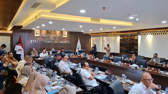 Rapat di ruang kerja Komisi C DPRD DKI Jakarta, Selasa (13/1/2026).