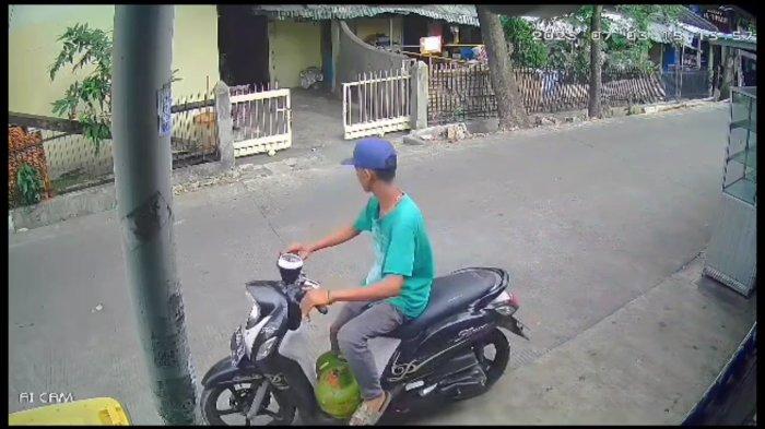 Maling di Warakas Terekam CCTV, Siang-siang Bawa Kabur Tabung Gas di Panti Asuhan