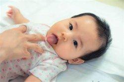 Penyebab Lidah Bayi Putih-putih, Susu Atau Infeksi Jamur? Begini Cara Mudah Membedakannya