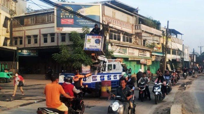 Bahayakan Pengendara, Akhirnya Puluhan Lampu PJU di Tengah Jalan Raya Perancis Tangerang Dibongkar