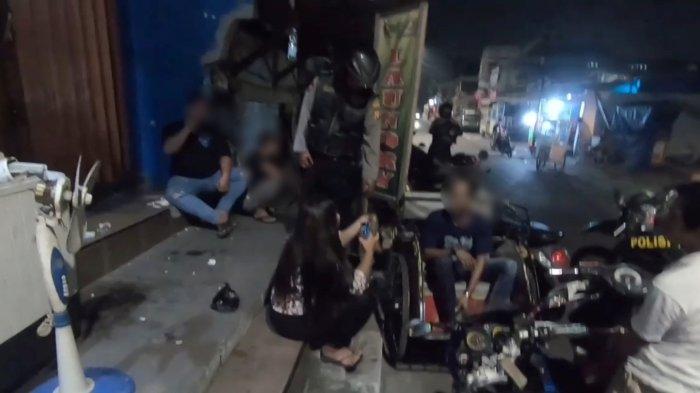 Pasutri di Kalibaru Asyik Tenggak Miras Jabir di Atas Becak, Auto Keringat Dingin Didatangi Polisi