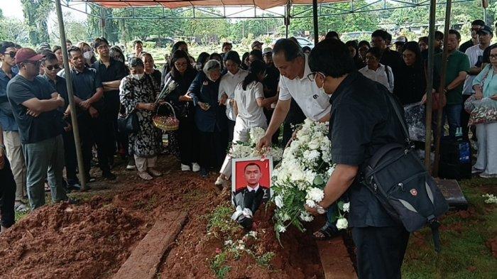 Proses pemakaman Baskoro Adi Anggoro (29), Kopilot Smart Air di TPU Pondok Kelapa, Duren Sawit, Jakarta Timur, Jumat (13/2/2026).