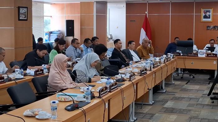 RAPAT KERJA - Komisi A DPRD DKI Jakarta melakukan rapat kerja bersama dinas bidang terkait membahas Rancangan APBD 2026 di gedung parlemen, Jalan Kebon Sirih, Jakarta Pusat.