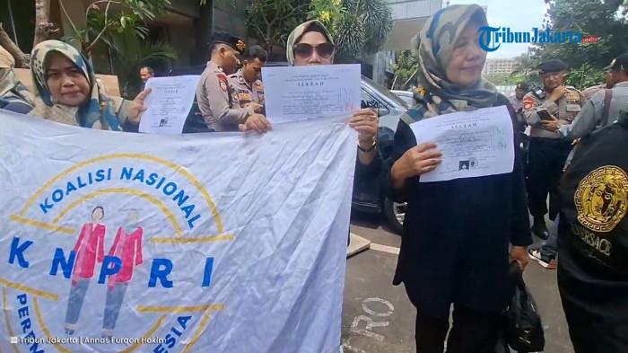 ROY SURYO CS DIPERIKSA - Roy Suryo, Rismon Hasiholan Sianipar, dan Tifauziah Tyassuma atau dokter Tifa menepati janjinya untuk hadir memenuhi panggilan penyidik Polda Metro Jaya, Kamis (13/11/2025).