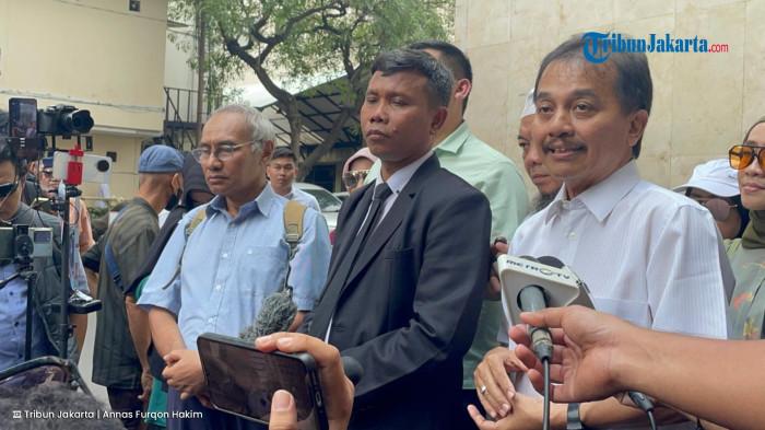 TUDINGAN IJAZAH PALSU - Roy Suryo didampingi kuasa hukumnya, Ahmad Khozinudin, di Polda Metro Jaya, Jakarta Selatan, Senin (21/7/2025).