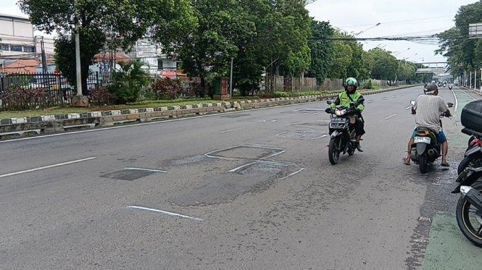 KECELAKAAN MAUT -Ruas Jalan Matraman Raya di Kelurahan Kebon Manggis lokasi pelajar meninggal dunia, Matraman, Jakarta Timur, Senin (9/2/2026).