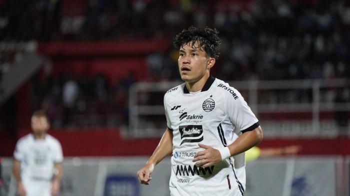 Aksi pemain Persija Jakarta, Ryo Matsumura tampil di Liga 1.