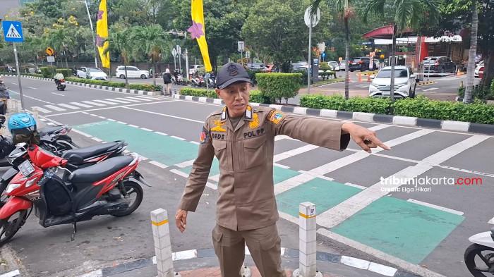 SATPOL PP VIRAL - Dede Wahyudi, anggota Satpol PP Kelurahan Srengseng, Jakarta Barat yang viral karena kemampuannya fasih berbahasa Inggris. TRIBUNJAKARTA.COM/ELGA PUTRA