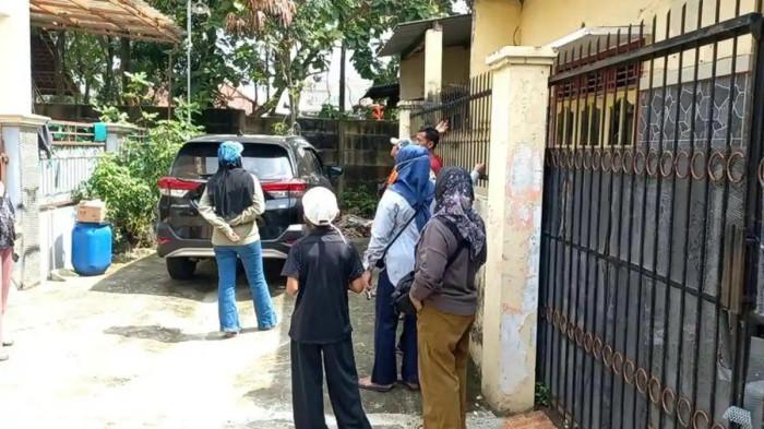 SERANGAN MONYET LIAR - Warga tengah berusaha menangkap monyet liar Perumahan Bali Indah, Desa Setiamulya, Kecamatan Tarumajaya, Kabupaten Bekasi. Balita 2 tahun di Tarumajaya, Bekasi, terluka parah setelah diserang monyet liar saat bermain di teras rumah.