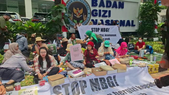 SETOP MBG - Massa yang mengatasnamakan Aksi Suara Ibu Indonesia menggelar aksi damai di depan kantor Badan Gizi Nasional (BGN) di Jalan Kebon Sirih, Gambir, Jakarta Pusat, Rabu (15/10/2025) siang.  