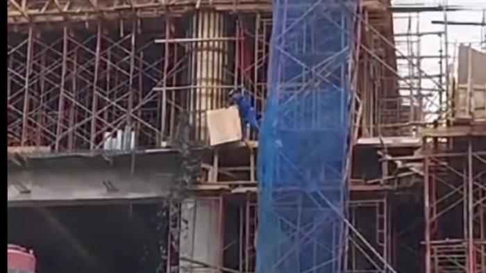 Panik Atap Kos Terkena Tumpahan Cor Proyek Bangunan di Jaksel, Pria Ini Panik Loncat dari Lantai 2