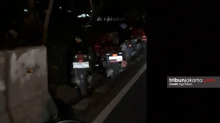 LOKASI MESUM - Motor terparkir di depan taman Jalan Daan Mogot, Cengkareng, Jakarta Barat, Kamis (13/11/2025) malam yang diduga jadi lokasi mesum pasangan sesama jenis.