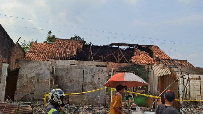 TAGIH GANTI RUGI - Bangunan ruko dan rumah warga terdampak kebakaran disertai ledakan Stasiun Pengisian Bulk Elpiji (SPBE) di Jalan Cinyosog, Kelurahan Cimuning, Kecamatan Mustikajaya, Kota Bekasi, Kamis (2/4/2026).