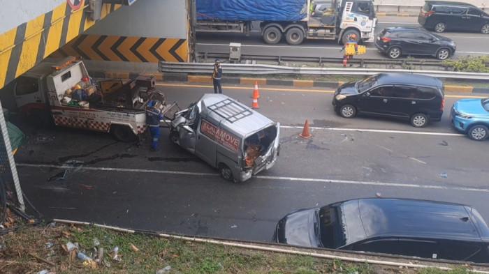TABRAKAN DI TOL JORR - Kecelakaan beruntun pada ruas Tol JORR di Jalan TB Simatupang, Susukan, Ciracas, Jakarta Timur, Selasa (10/3/2026)