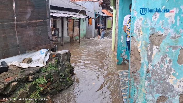 TANGGUL BASWEDAN JEBOL - Kondisi rumah-rumah warga yang terendam banjir imbas jebolnya tanggul Baswedan di kawasan Jati Padang, Pasar Minggu, Jakarta Selatan, Senin (3/11/2025).
