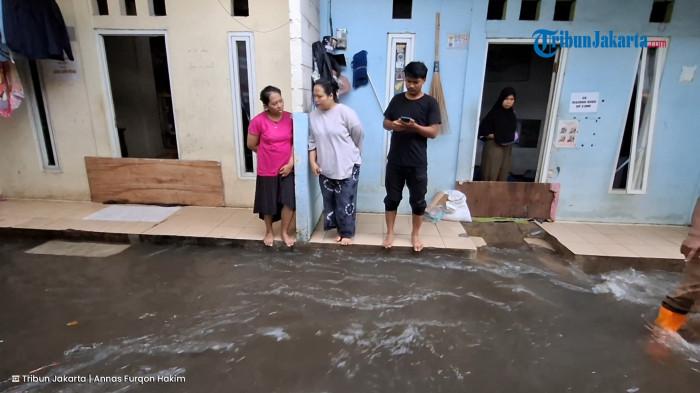 TANGGUL BASWEDAN JEBOL - Kondisi rumah-rumah warga yang terendam banjir imbas jebolnya tanggul Baswedan di kawasan Jati Padang, Pasar Minggu, Jakarta Selatan, Senin (3/11/2025).