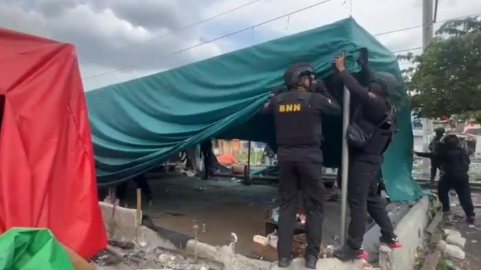 TENDA KAWINAN - Penampakan tenda kawinan yang dijadikan tempat transaksi sabu di sarang narkoba Kampung Bahari, Tanjung Priok, Jakarta Utara saat penggerebekan BNN RI pada Rabu (5/11/2025). (TRIBUNJAKARTA.COM/GERALD LEONARDO AGUSTINO).