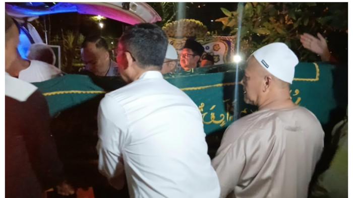 TIBA DI RUMAH DUKA - Jenazah Istri Penasihat Khusus Presiden Bidang Politik dan Keamanan, Wiranto yakni Hj. Rugaiya Usman tiba di rumah duka, Cipayung, Jakarta Timur, Minggu (16/11/2025). TRIBUNJAKARTA.COM/BIMA PUTRA