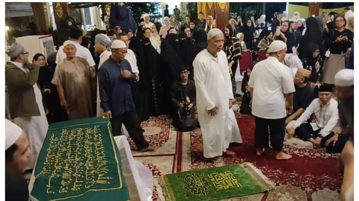 TIBA DI RUMAH DUKA - Jenazah Istri Penasihat Khusus Presiden Bidang Politik dan Keamanan, Wiranto yakni Hj. Rugaiya Usman tiba di rumah duka, Cipayung, Jakarta Timur, Minggu (16/11/2025). TRIBUNJAKARTA.COM/BIMA PUTRA