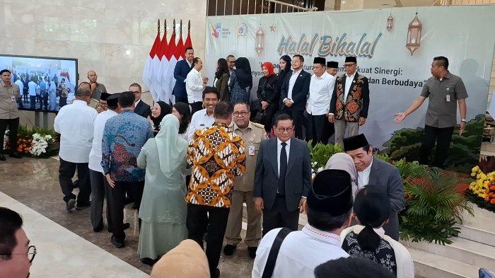 TINGKATKAN PRODUKTIVITAS - DPRD DKI Jakarta menggelar halalbihalal bersama Gubernur dan Wakil Gubernur di Gedung Parlemen, Jalan Kebon Sirih, Jakarta Pusat, Senin (30/3/2026). Dalam kesempatan ini, Ketua DPRD DKI Jakarta Khoirudin janji tingkat produktivitas legislasi.