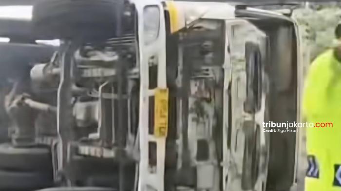 TRUK TERGULING - Truk kontainer terguling di Perempatan Tomang, Grogol Petamburan, Jakarta Barat saat hendak masuk Tol Jakarta-Merak, Senin (9/2/2026). TRIBUNJAKARTA.COM/ELGA PUTRA
