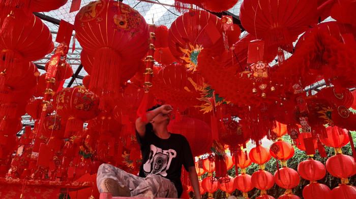 Tim kreatif melalukan instalasi bertajuk Harmony Lantern