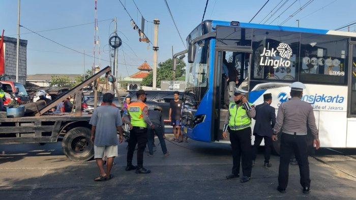 Bus Transjakarta Mogok di Perlintasan Kereta Green Garden Kebon Jeruk