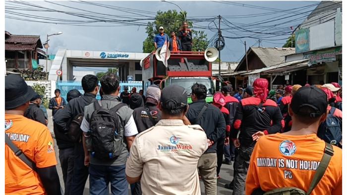UNJUK RASA - Massa dari Serikat Pekerja Dirgantara Digital dan Transportasi (PUK SPDT FSPMI) melakukan unjuk rasa di kantor PT Transjakarta, Makasar, Jakarta Timur, Rabu (12/11/2025). TRIBUNJAKARTA.COM/BIMA PUTRA