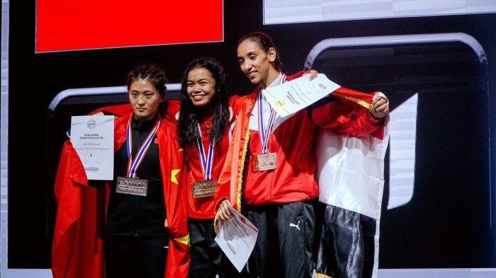 Atlet putri MMA PB Pertacami, Viona Amalia Dinda (tengah), meraih gelar juara dunia di GAMMA World MMA Championships 2023, Bangkok.