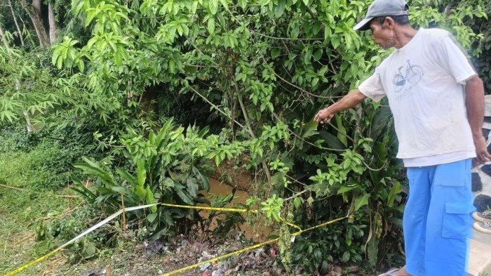 Warga sekitar, A. Sunaryo sedang menunjukan lokasi temuan jasad Alvaro di Jembatan Cilalay, Desa Singabraja, Kecamatan Tenjo, Senin (24/11/2025)