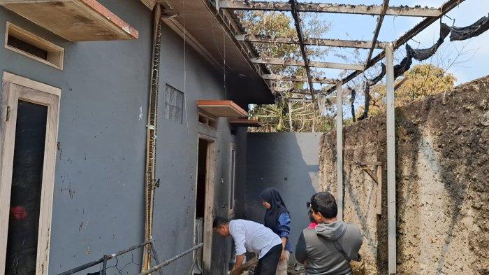 Warga terdampak kebakaran disertai ledakan SPBE Jalan Cinyosong Kecamatan Mustikajaya, Kota Bekasi menceritakan detik-detik mencekam gas penuhi jalan sebelum api dan suara ledakan terdengar.