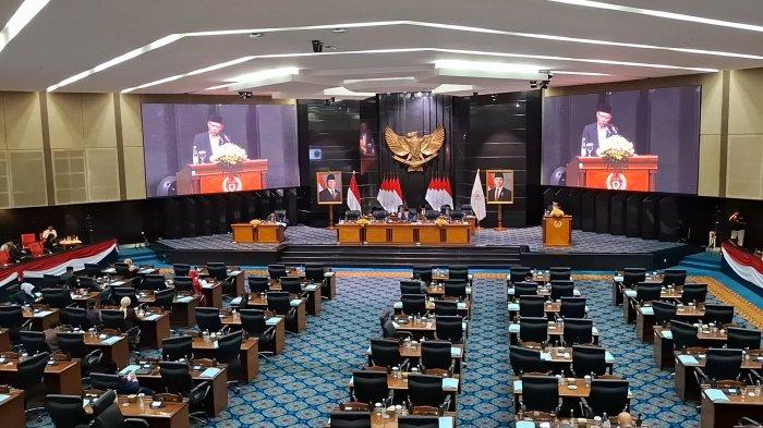 Wakil Ketua DPRD DKI Jakarta Wibi Andrino usai memimpin rapat paripurna tentang Raperda pemekaran kecamatan dan kelurahan, Rabu (19/11/2025).