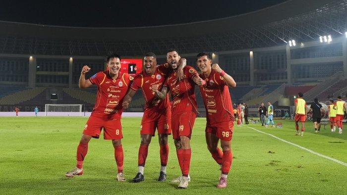 Selebrasi empat pemain Persija Jakarta, Witan Sulaeman, Alan Cardoso, Maxwell Souza, dan Eksel Runtukahu.