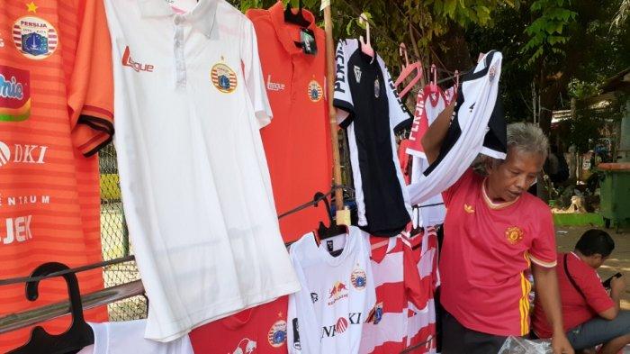 Keuntungan Naik 5 Kali Lipat, Pedagang Merchandise Persija Manfaatkan Momen Penukaran Tiket