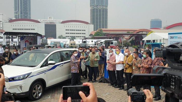Nongol di IIMS Hybrid 2022, Kijang Innova Listrik Langsung Dijajal Menteri Airlangga
