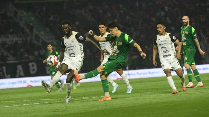 Pertandingan Super League pekan #9 Persebaya vs Persija di Stadion Gelora Bung Tomo (GBT) Surabaya, Sabtu (18/10) malam. Aksi Francisco Rivera dikawal pemain Persija Allano Brendon de Souza Lima.