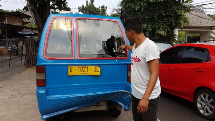 Diduga Tak Bisa Kendalikan Kendaraan, Pemotor Tabrak Angkot Hingga Ringsek