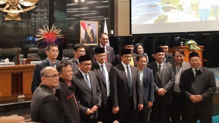 Ketua DPRD DKI Prasetyo Edi Marsudi (nomor 3 kanan) bersama Gubernur Anies Baswedan (tengah) serta Wakil Ketua DPRD M Taufik (nomor 3 kiri) usai mengikuti Rapat Paripurna yang berlangsung di Gedung DPRD DKI Jalan Kebon Sirih, Jakarta Pusat, Rabu (20/2). 